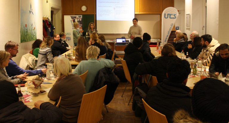 Katja Gratschow UTS MSB, Toulin Ibrahim UTS KEE und Wyonne Ulrich, Geschäftsführerin von UTS und Pro Regio moderieren stehend Mittendrin!