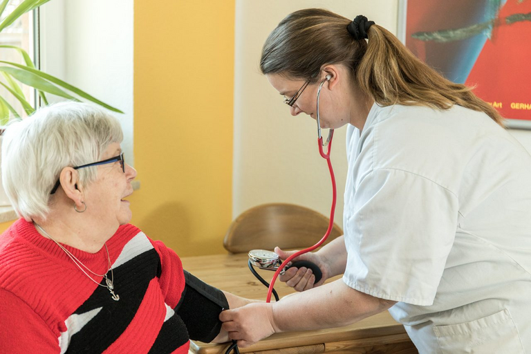 Qualifizierungs-WEGE in die PFLEGE und Betreuungsberufe